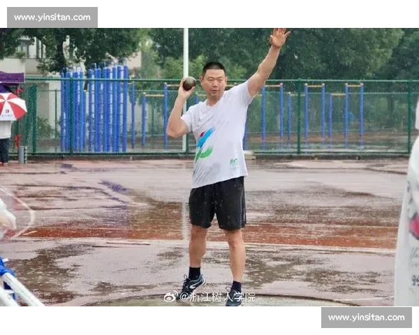 力量与技巧交汇的瞬间铅球赛场定格拼搏荣耀时刻运动员全力一掷震撼人心